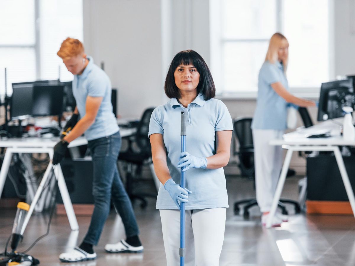 Dlaczego regularne sprzątanie biur znacząco zwiększa efektywność pracy?