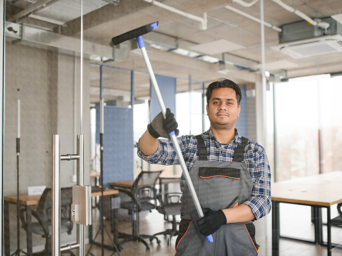 Jak wybrać profesjonalną firmę sprzątającą dla biurowca – kluczowe kryteria i praktyczne wskazówki