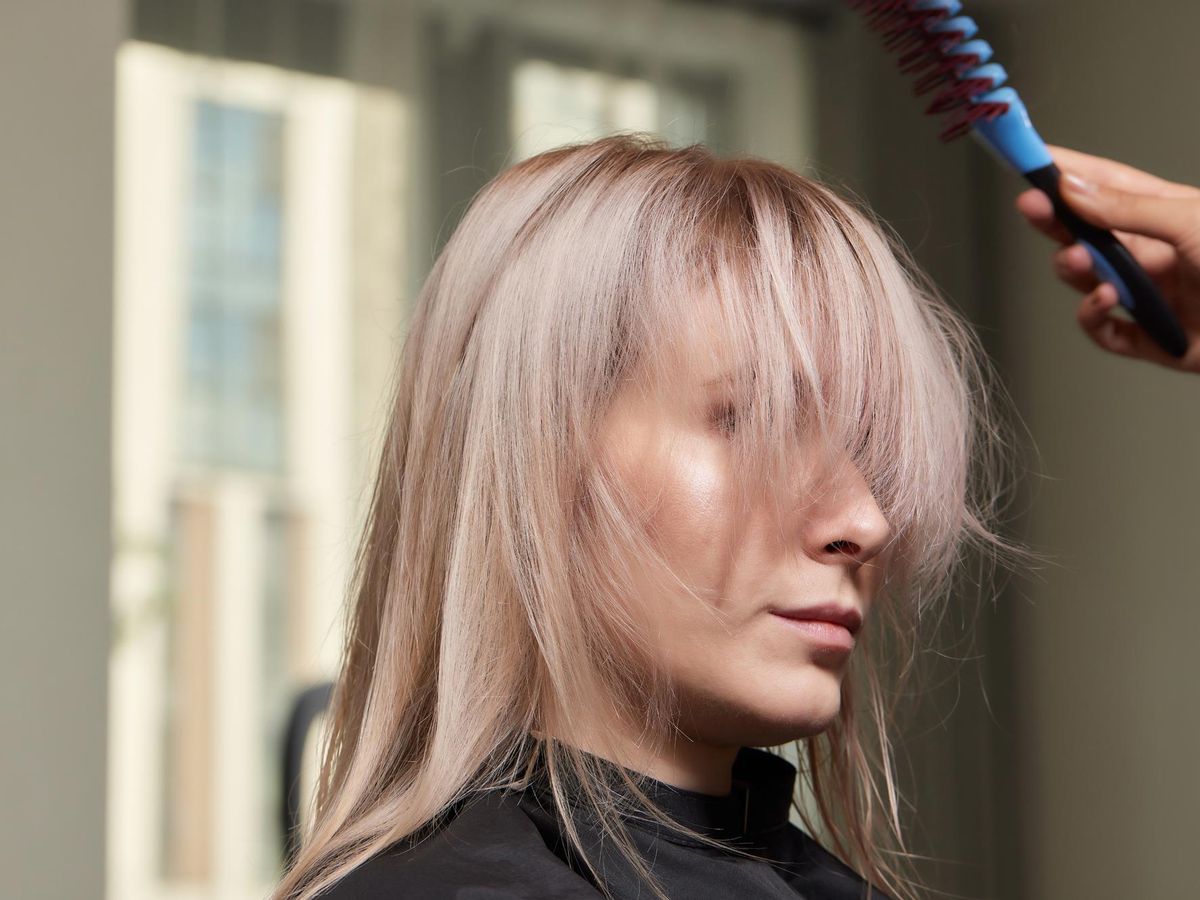 Jak bezpiecznie przefarbować włosy na blond w domu?